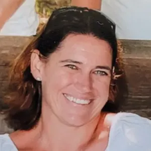 Pour Hélène, l'apprentissage ne se résume pas à des programmes standardisés, mais à l'accompagnement individualisé de chaque enfant. Elle observe, encourage, adapte ses méthodes avec une attention toute particulière.