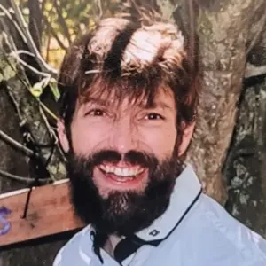 Ce qui distingue Jeff, professeur de francais et de littérature, c'est sa capacité à voir au-delà des notes et des programmes. Pour lui, chaque élève est unique, avec ses propres talents, ses défis et son potentiel.