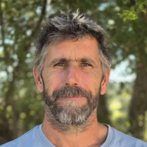 Son approche mêle jardinage et apprentissage de manière organique. Les enfants ne sont plus simplement des spectateurs, mais des acteurs de leur propre écosystème éducatif. Ils plantent, observent, comprennent les mécanismes biologiques avec une curiosité naturelle.