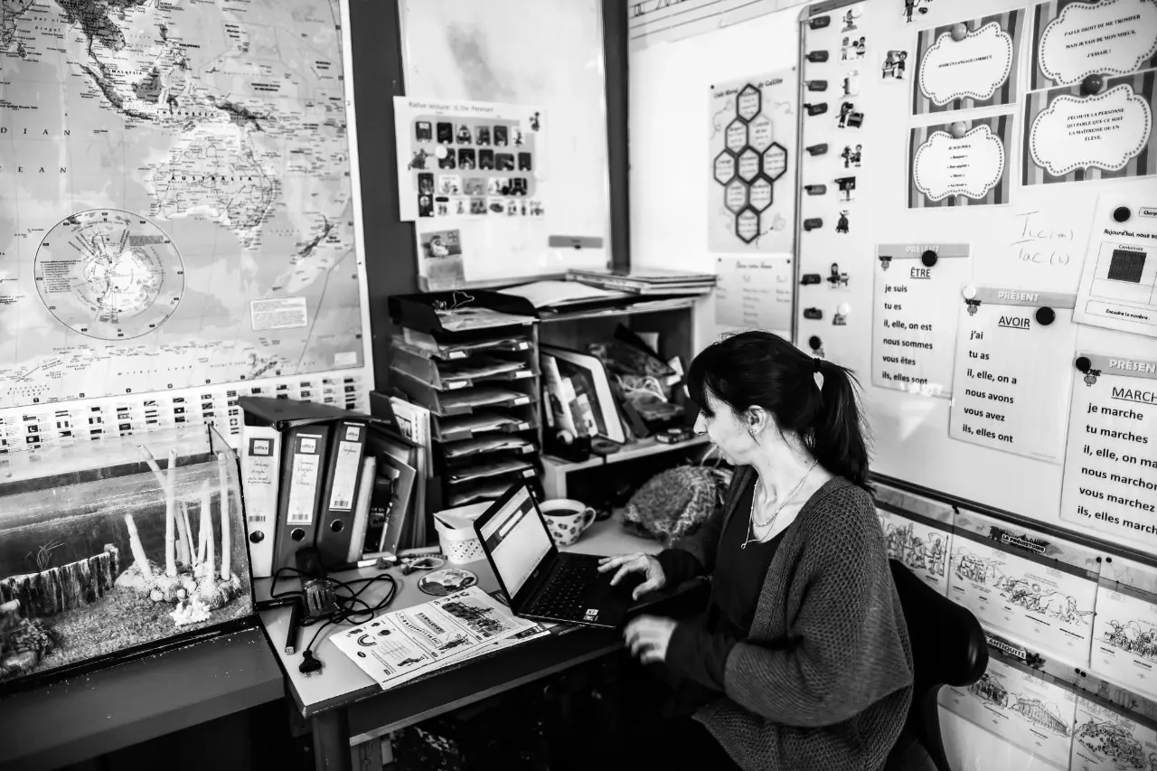 Danika professeur, élémentaire, collège à saint Maximin Danika devant son bureau à l'école Galilée, on la sent prête à faire décoller l'anglais et l'espagnol bien au-delà des simples manuels. Chaque préparation est pour elle un moment sacré où les mots vont prendre vie, où les expressions vont s'animer, et où l'apprentissage devient une véritable aventure.