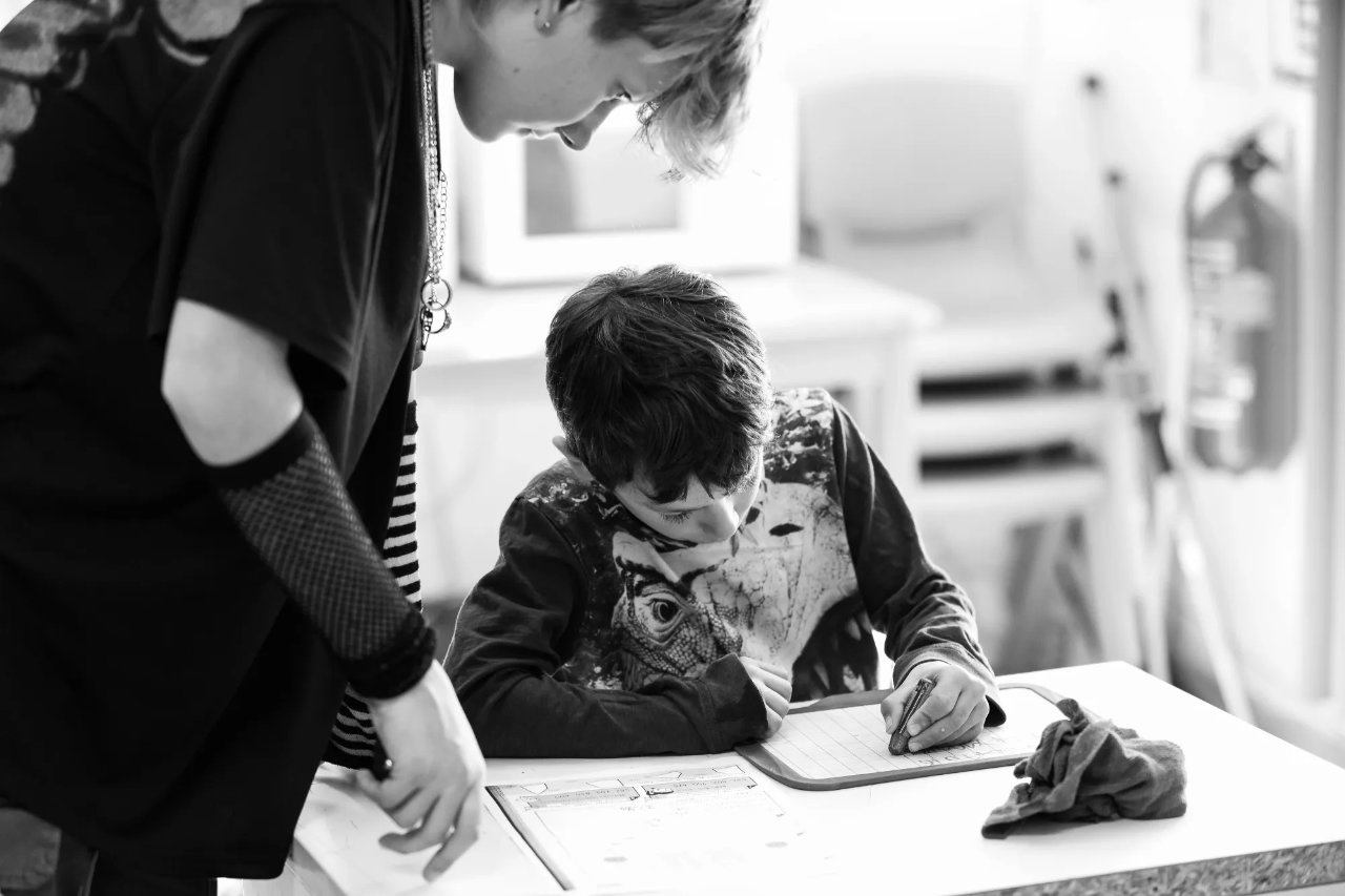 Cette scène touchante illustre parfaitement comment les élèves peuvent apprendre les uns des autres, au-delà des frontières des classes et des âges. Un petit moment qui rappelle que l'éducation n'est pas seulement une affaire d'enseignants, mais aussi de camaraderie et de respect mutuel.