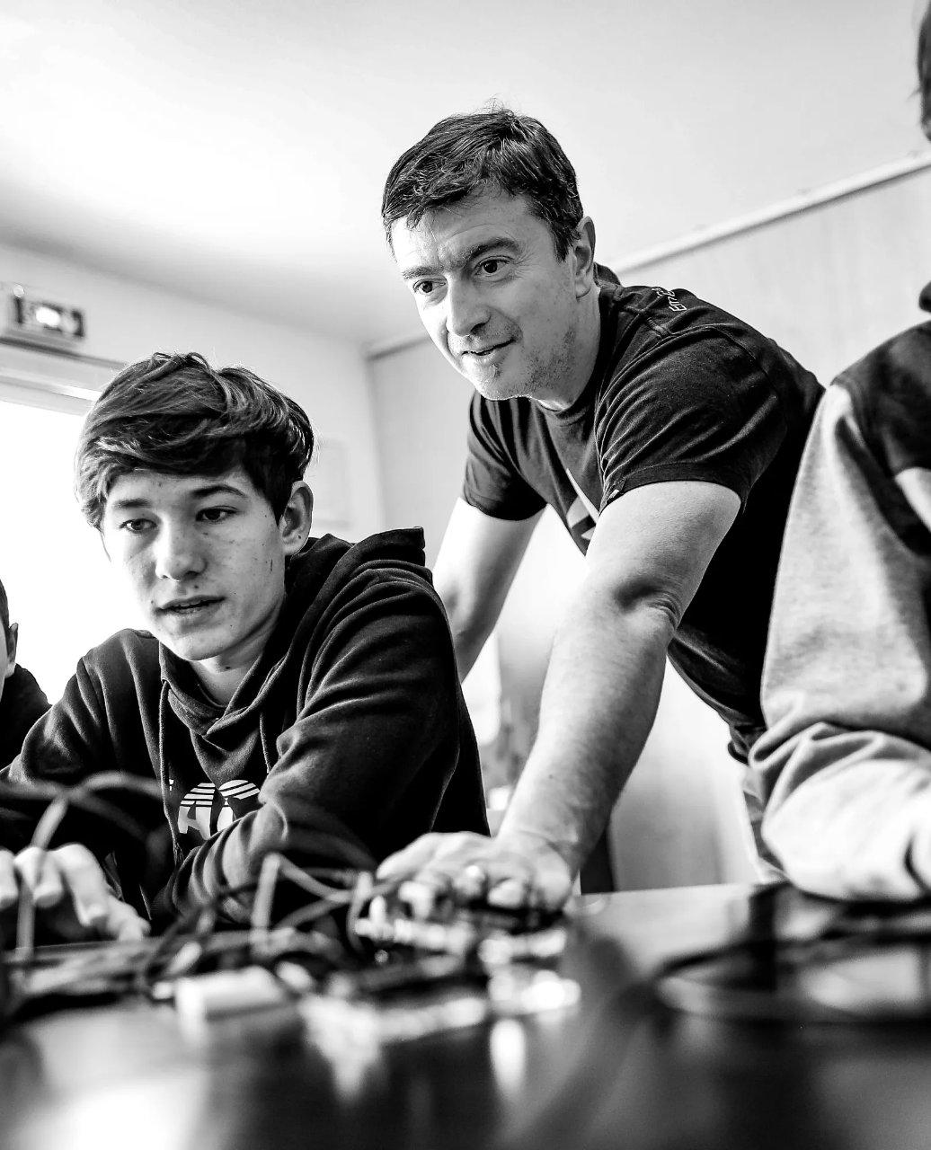 Ce TP Arduino n'est pas qu'une leçon technique, c'est une aventure qui développe leur curiosité, leur logique et leur capacité d'innovation. Chaque élève apprend que la technologie n'est pas un concept abstrait, mais un formidable outil de création.