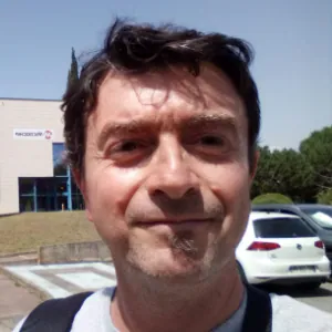 co-fondateur de l'école, ingénieur, professeur de technologie - travail en équipe - IA - savoir trouver les informations - collège Galilée de saint Maximin la Sainte Baume.