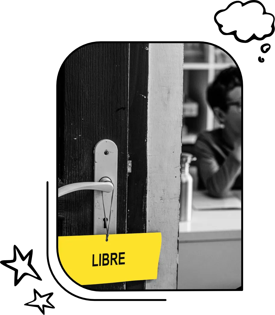 Libre. Un simple mot accroché à la poignée d'une porte entrouverte. Plus qu'un mot, c'est une promesse, un engagement profond de l'école Galilée de Saint-Maximin. Cette porte entre-ouverte est comme une métaphore de l'éducation : un seuil entre l'ignorance et la connaissance, entre le possible et l'impossible. Elle invite à la découverte, à l'exploration, à la curiosité. "Libre" n'est pas qu'un mot, c'est un état d'esprit, une invitation à penser par soi-même, à rêver, à construire son avenir.