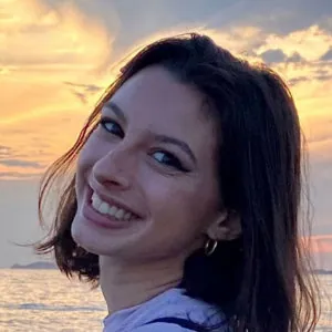 Professeur d'EPS, Laurena incarne ce professionnalisme chaleureux qui donne envie aux jeunes de bouger, de se dépasser et de découvrir leurs potentiels.