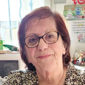 Dans les couloirs de l'école Galilée, Marie-France incarne bien plus qu'une simple assistante bénévole. Docteure en orthographe passionnée, elle est véritablement une gardienne des mots.