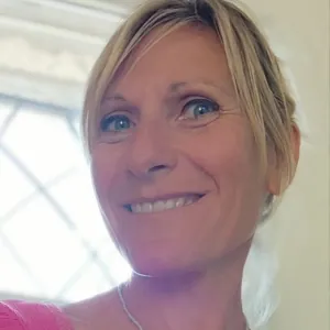 Ses cours de théatre sont un mélange explosif de jeux, d'improvisation et d'apprentissage, où l'imagination n'a pas de limites. Sous sa direction bienveillante, les timides deviennent audacieux, les hésitants trouvent leur assurance.