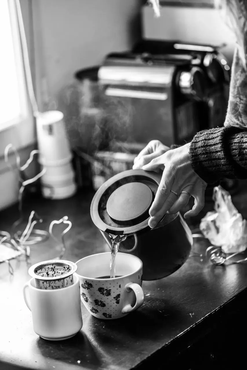 la photo évoque de prendre le temps de faire les choses bien, partager nos idées et retour d'expérience, le thé de la directrice est sans égal venez vous joindre au 1332 route de Barjols, 83470 Saint Maximin la Sainte Baume