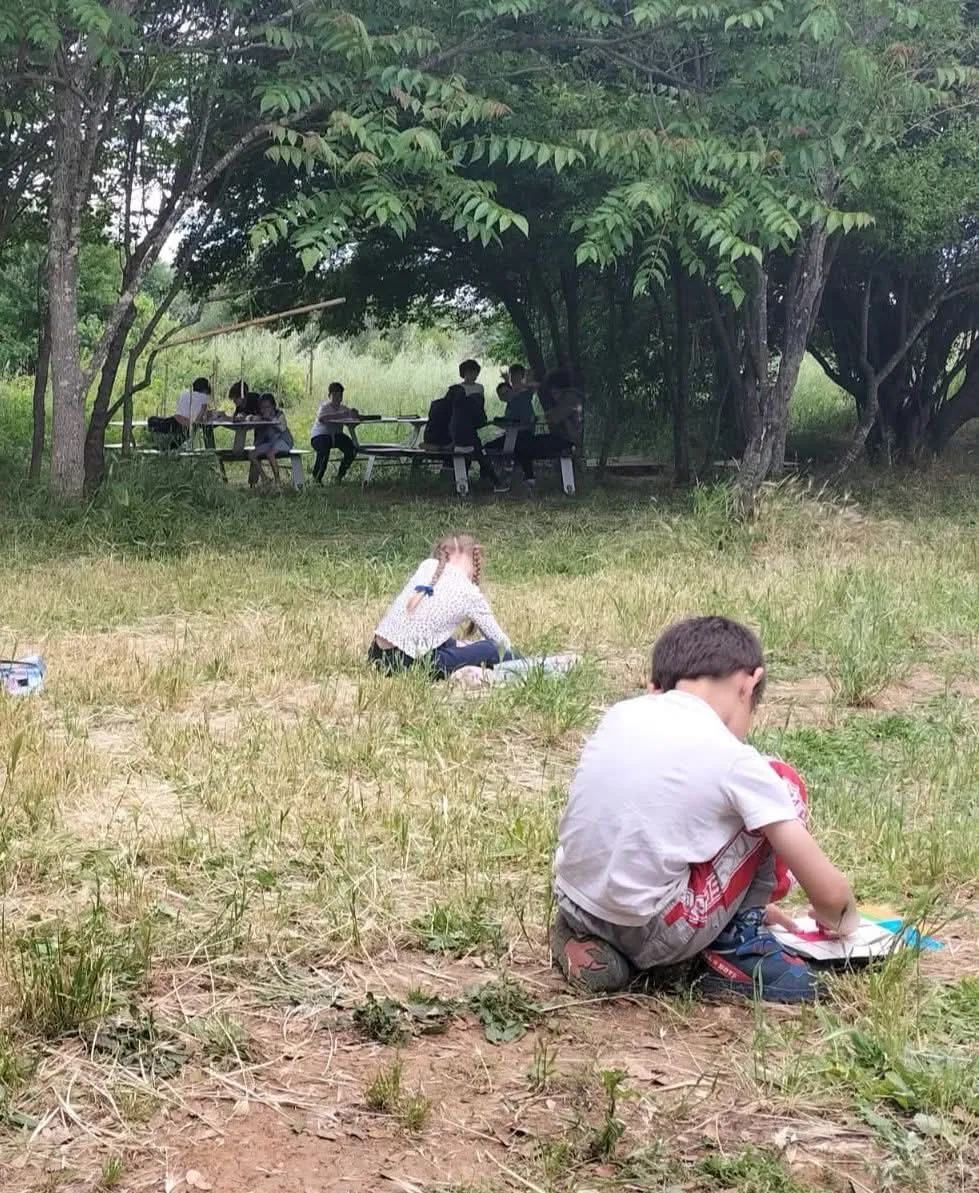 Une court végétale est respirante ou les élèves se ressource.