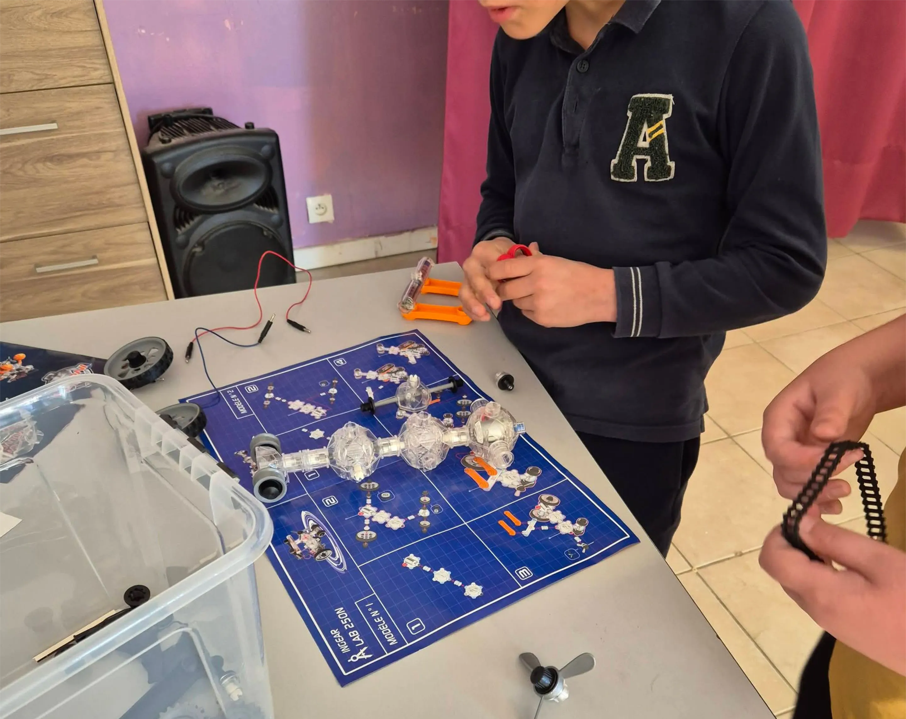 Élèves d’élémentaire construisant une maquette mécanique lors d’un atelier Concours Lépine à l’école Galilée de Saint-Maximin