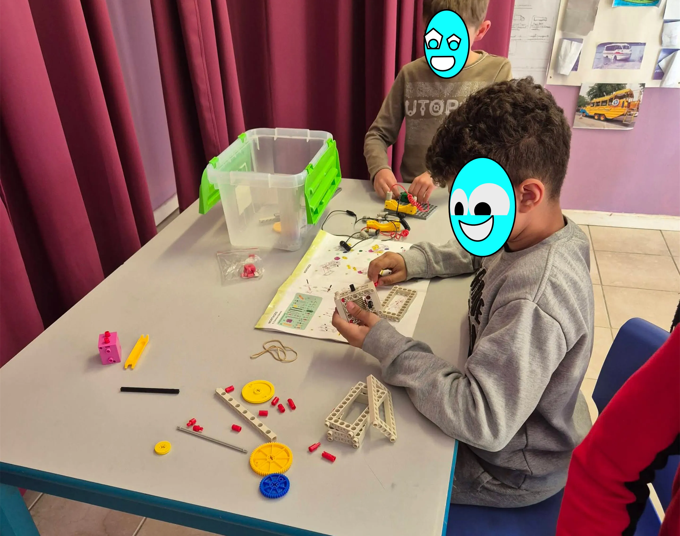 Deux élèves d’élémentaire construisant leur projet pour le Concours Lépine à l’école Galilée de Saint-Maximin