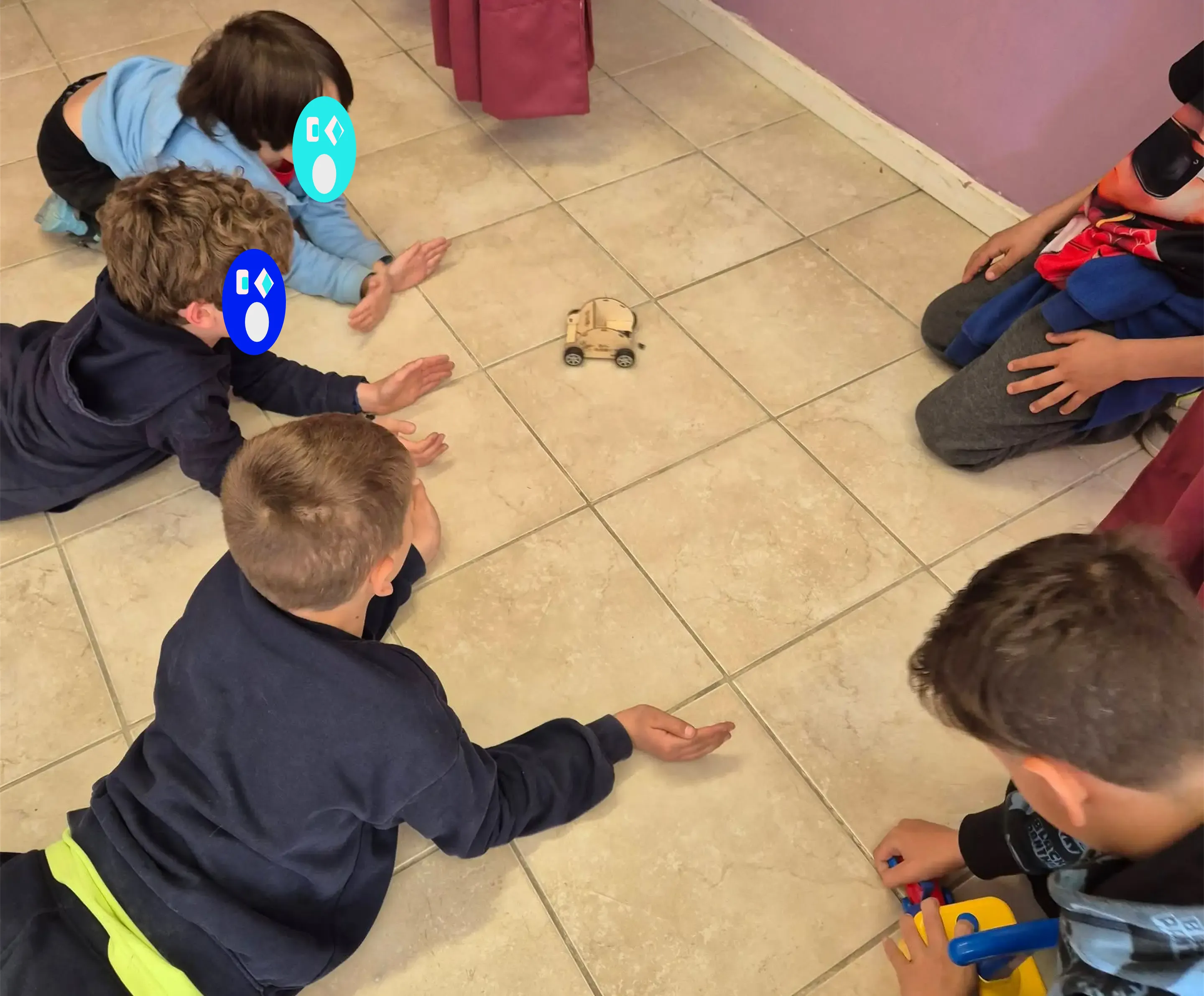 Élèves testant un véhicule mécanique conçu en atelier scientifique à l’école Galilée de Saint-Maximin
